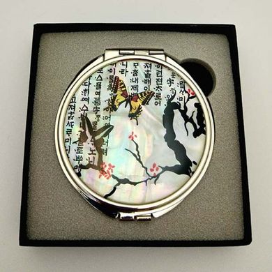 Косметическое зеркальце «Полет бабочек над сакурой»