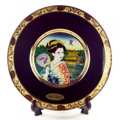 Японская сувенирная тарелка «Майко у золотого храма»