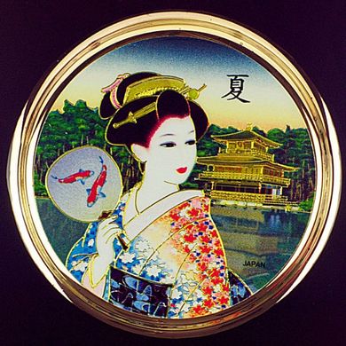 Японская сувенирная тарелка «Майко у золотого храма»