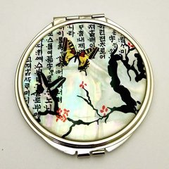 Косметическое зеркальце «Полет бабочек над сакурой»